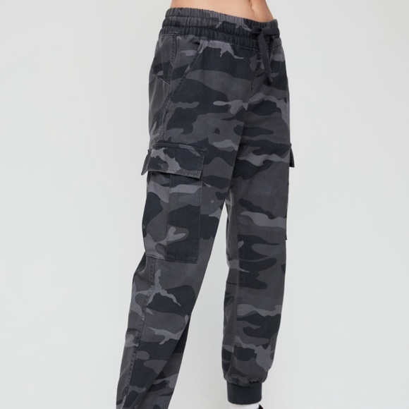 Aritzia Pants - Aritzia TNA Twin Falls Camo Cargo Pants Sz. Large
